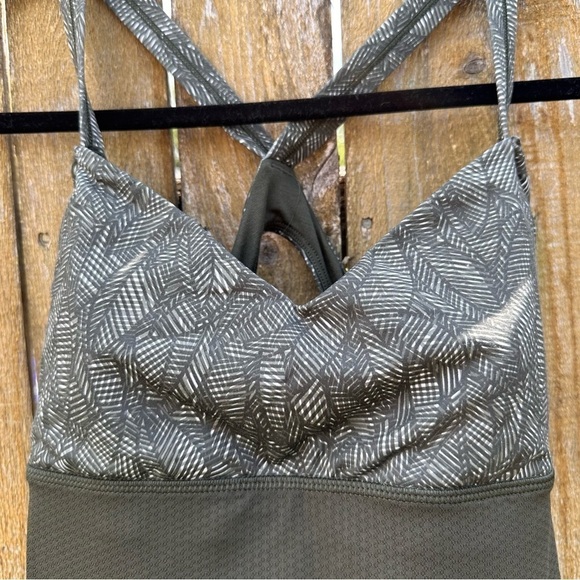 Lululemon Wrap It Up Tank in Jazzy White Gator Green / Gator Green Sz 6 - Picture 3 of 11